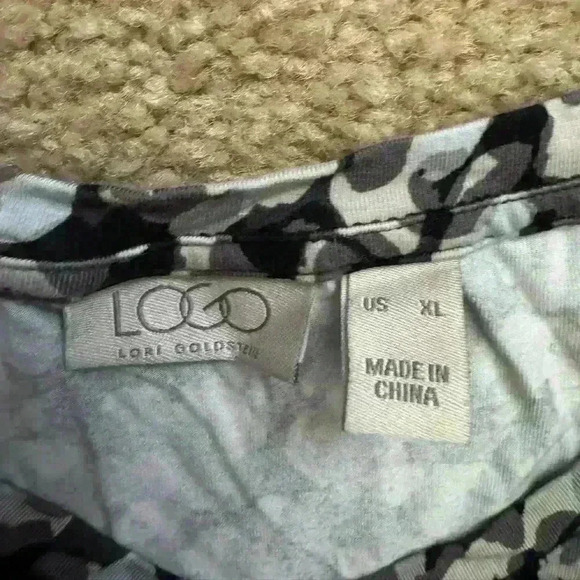 LOGO by Lori Goldstein XL Asymmetrical Hem Floral V-Neck Top Black Grey A389745 - Picture 6 of 14